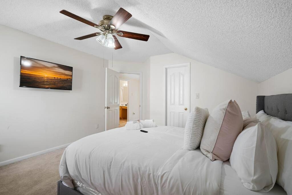 Cozy 4B 2 5B University Home King Beds Jacuzzi تشارلوت المظهر الخارجي الصورة