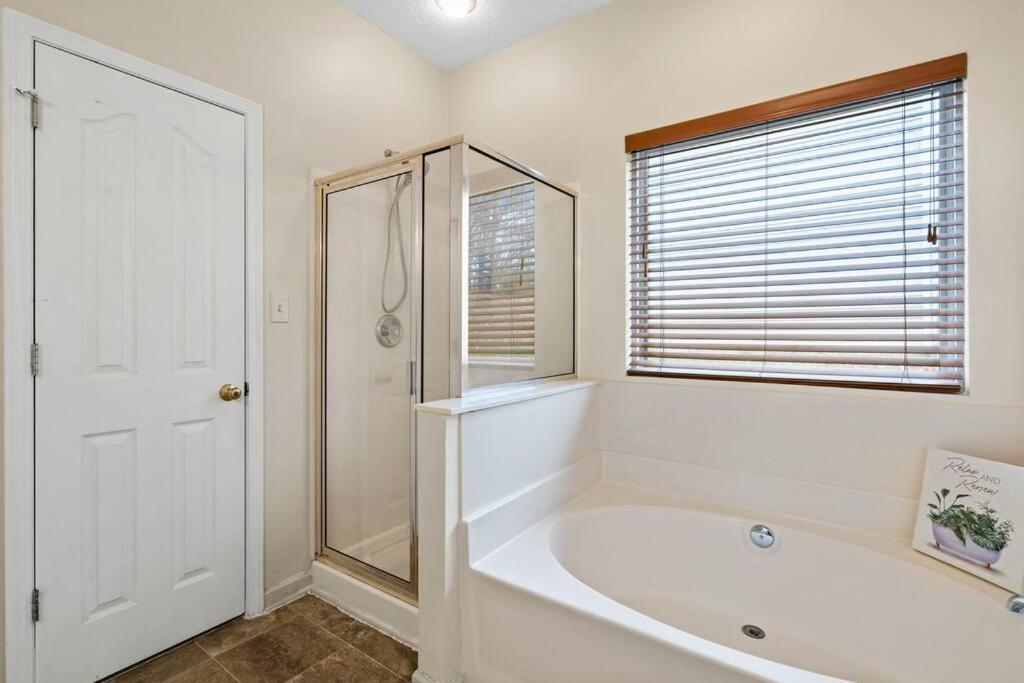 Cozy 4B 2 5B University Home King Beds Jacuzzi تشارلوت المظهر الخارجي الصورة